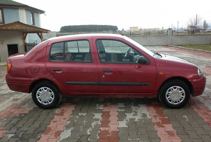 Bordo renk Renault Clio resimleri